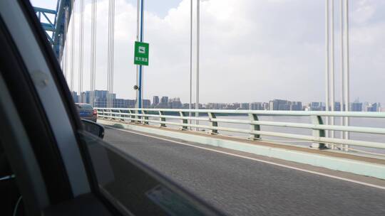 快速倒退的现代城市风光和过江大桥