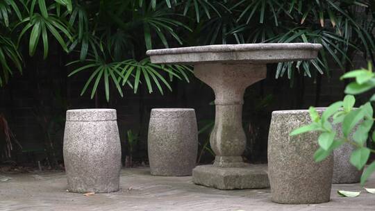 园林内石凳石桌
