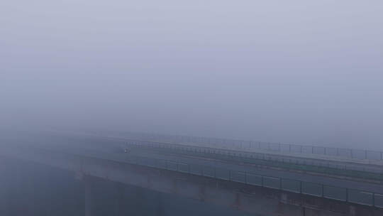 高速路雾天车流航拍视频素材模板下载