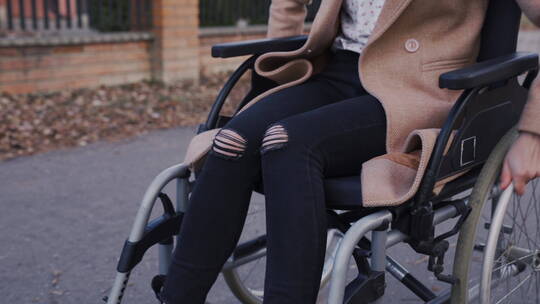 女人自己转动着轮椅