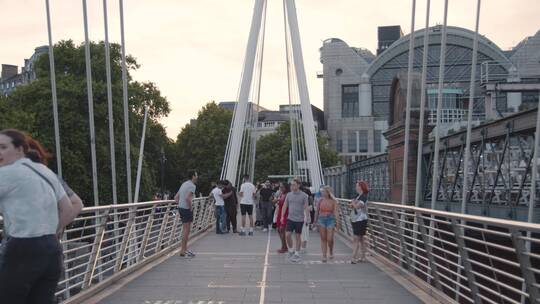 游客在伦敦大桥上看风景
