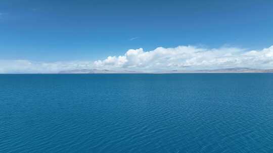 西藏纳木措海天一色高原湖泊晴天风景