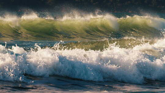 日出时，海浪在岸边破碎