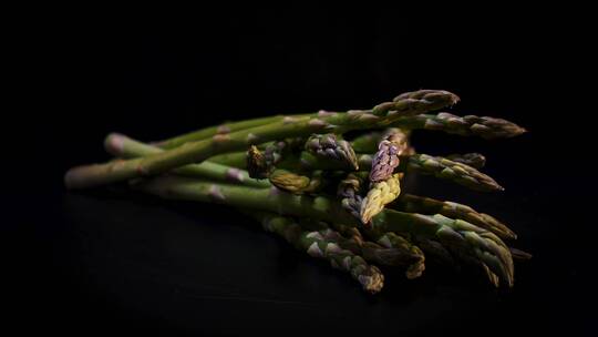 拍摄的绿色蔬菜芦笋特写视频素材模板下载