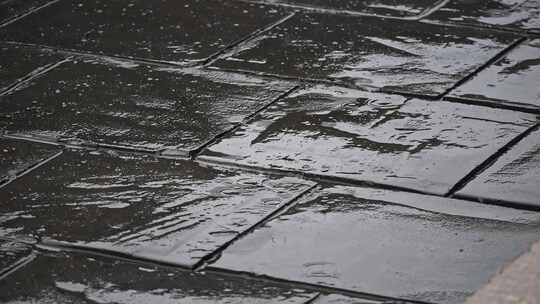 雨水雨滴滴落水面视频素材模板下载