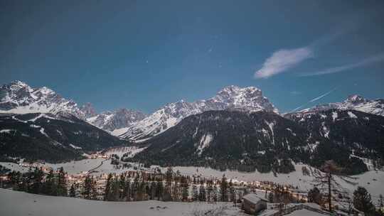 意大利北部Sudtirol Sexten附近山谷的夜间延时。
这是月亮照亮了s