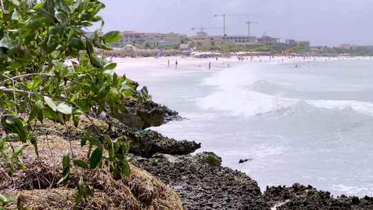海浪在鹰海滩附近的阿鲁巴海岸撞击视频素材模板下载