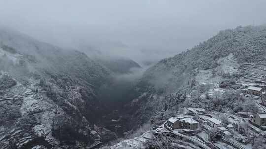 山间雪景雾霭弥漫景象 浙西大峡谷