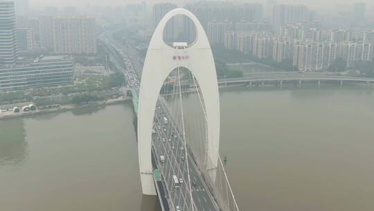 航拍晨雾中的广州猎德大桥