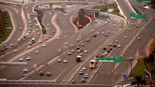 高峰时间在繁忙的城市道路上行驶的汽车