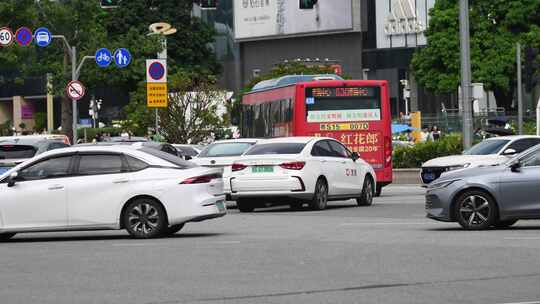 城市十字路口车流人流