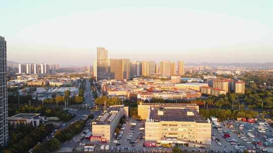 城市鸟瞰图，高楼大厦与车水马龙的景象