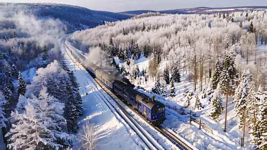 冬日雪地火车行驶铁轨交通白雪冰雪世界旅途