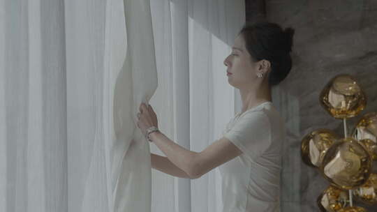 家庭 主妇 女人 清晨 拉窗帘