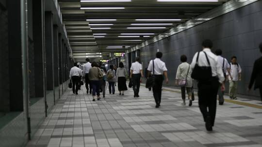 东京地铁大厅里的人们