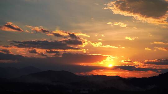 群山日落延时唯美乡村夕阳黄昏傍晚天空云朵