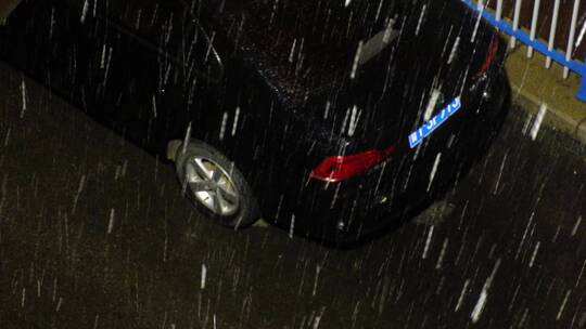 雨雪天俯拍楼下的汽车