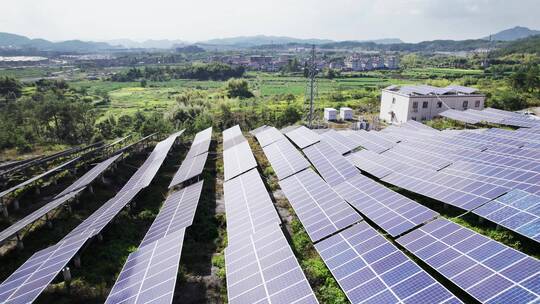 航拍山坡光伏太阳能发电场