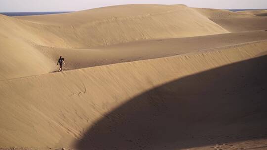 沙漠中行走的男人