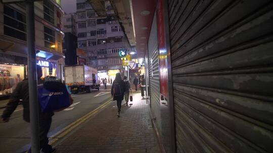 沿着香港人行道向后的追踪镜头