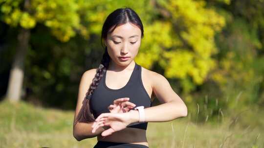 年轻美丽的运动女孩亚洲女人在公园冥想，坐