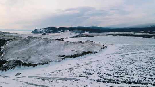 冰冻的湖泊和白雪覆盖的山脉的无人机镜头