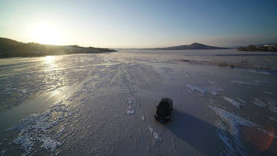航拍东北平原冬天冰面阳光汽车