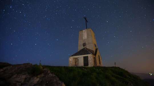 星星、夜空和教堂延时的日出