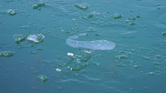 寒潮来临气温下降南京玄武湖公园湖面结冰