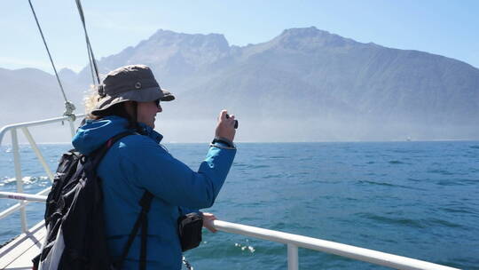 游艇上拍照的游客视频素材模板下载