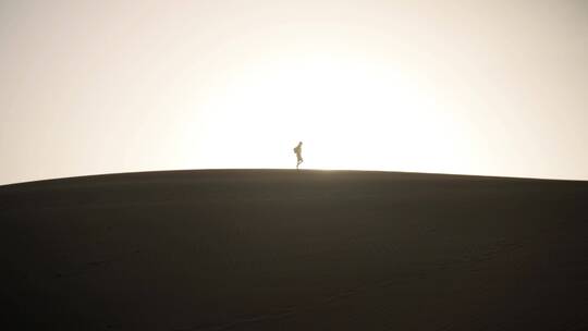 沙漠中行走的人剪影