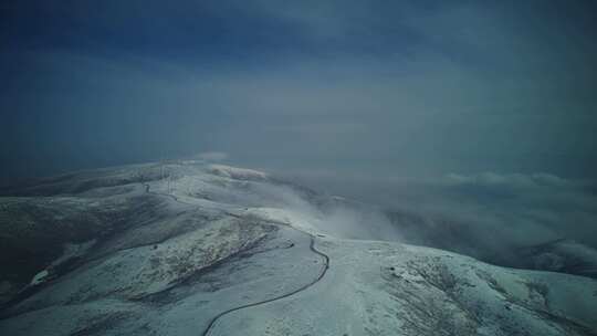 青海海北同宝山蓝天白云雪山风车航拍视频