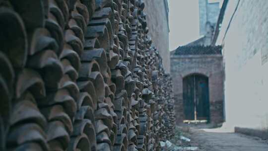 古城老巷子里堆放的瓦片