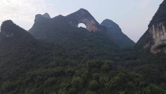 广西桂林阳朔十里画廊月亮山