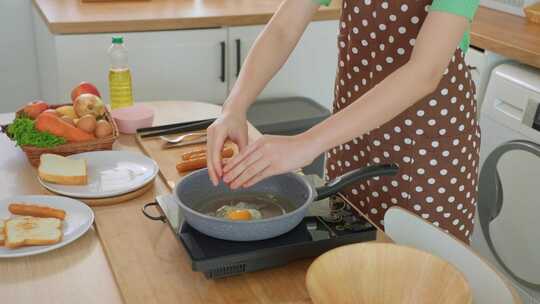 早上在家厨房烹饪健康食品的妇女特写镜头。