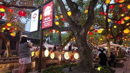 夜晚街道挂灯笼的热闹场景