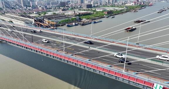 车辆行驶在上海杨浦大桥上