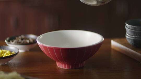 2K高速摄影一大勺汤倒入碗中视频素材模板下载