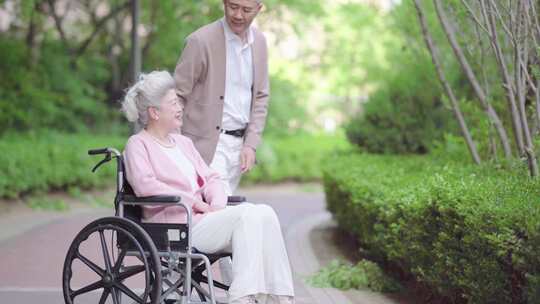 推轮椅 老人推轮椅 幸福老年生活