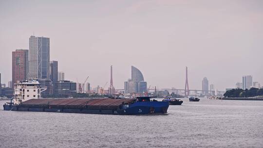 上海解封后的黄浦江货轮