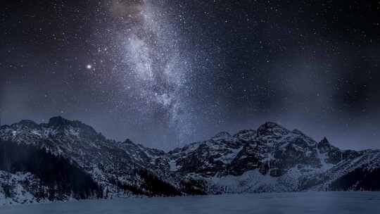 白雪皑皑的塔特拉山上的银河。晚上在山上徒