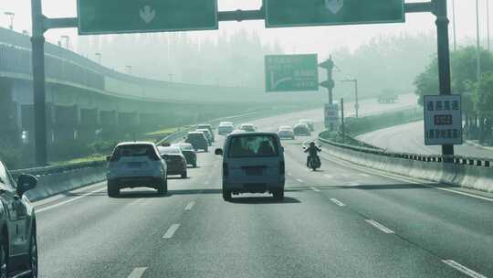 高速上的车 京通快速