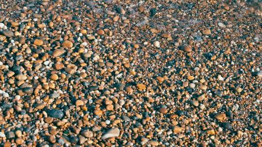海浪冲刷石子