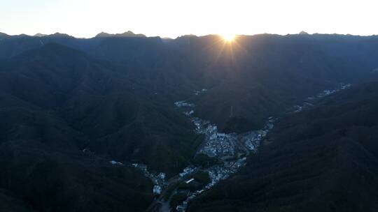 航拍山脉地质公园沟壑峰峦风光雄威高山湖泊