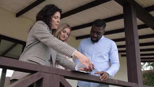 签署买房合同的人