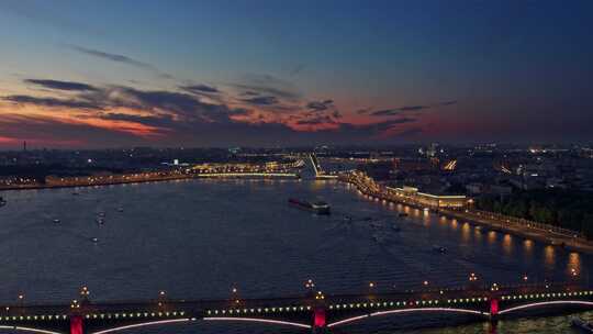 飞越夜晚圣彼得堡河堤和桥梁