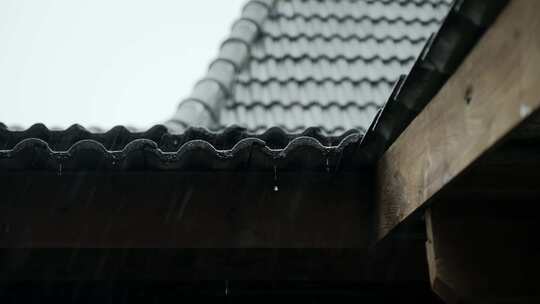 下雨天屋檐水滴