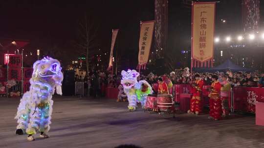 夜间苏州城市街头舞狮狮王争霸表演升格