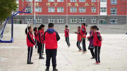 贫困山区的学生体育课跳绳