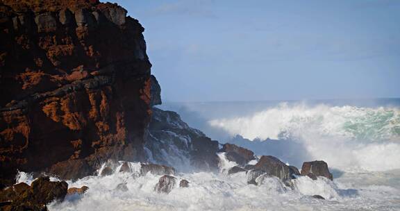 巨浪拍打海岸线的岩石